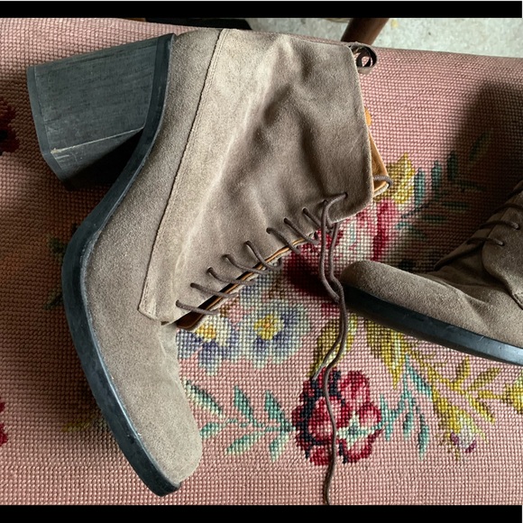 Coclico Bootie. Taupe Suede. 39 - Picture 1 of 2